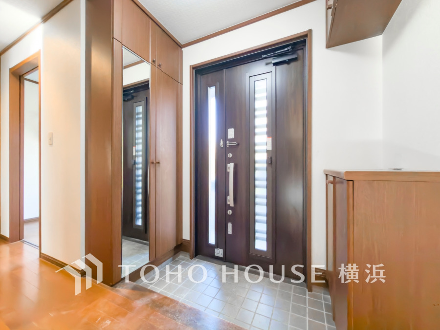 清潔感溢れる玄関がお出迎えする本邸宅の物語は、ここから始まる日常を期待させます。この場所には「希望」と「優越」で包み込んでくれる「特別」な空間があります。