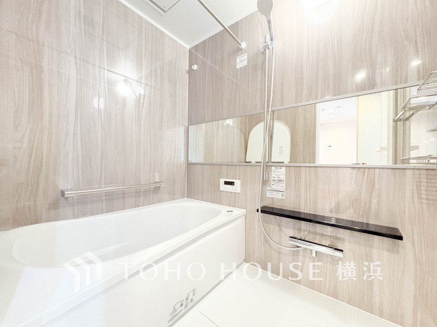 心地よいリラックスを叶える清潔感溢れる美しい空間。快適で機能的なバスルームです。
