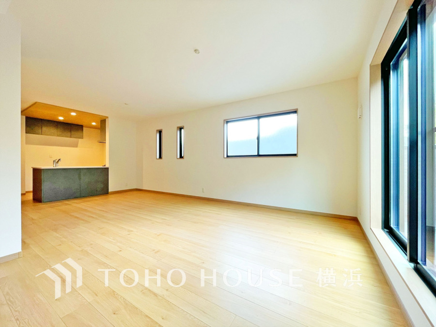 広々としたリビング・ダイニングは、光が広がるシンプルさがお洒落な内装。落ち着いた雰囲気に包まれて、伸びやかな空間のなかで、ゆったりと家族団らんのひとときを過ごせます。