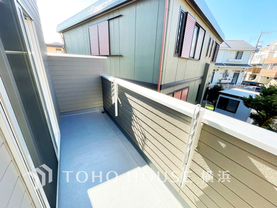 暮らしの中で光と風を演出してくれるバルコニー、見事なまでの開放的な空間を演出しながら、プライベート性も確保された空間は我が家の自慢。