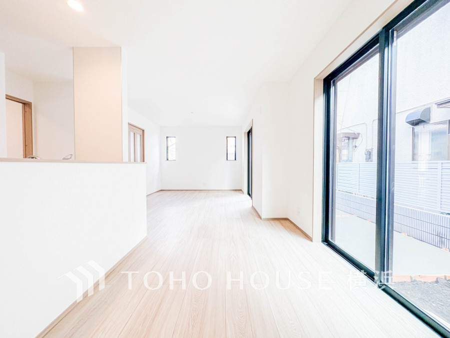 南向きの大きな窓からは、一日中あたたかな陽射しを感じることが出来ます。