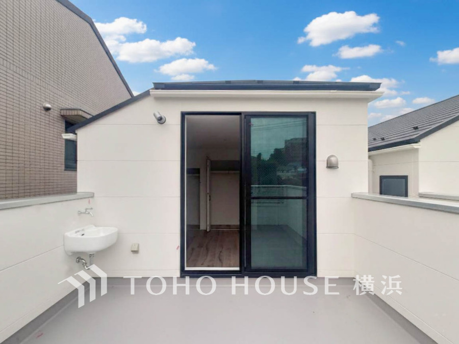 開放感いっぱいの眺望と共に光と風を享受するバルコニー。緑豊かな景観を眺めることができます。