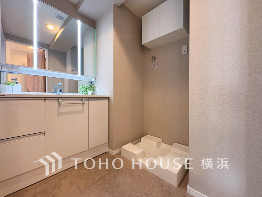 落ち着いた空間を演出するカラーと、ゆったり落ち着いてお使い頂ける広さが魅力のパウダールーム。居室からも独立しており、プライベート空間を保ちます。