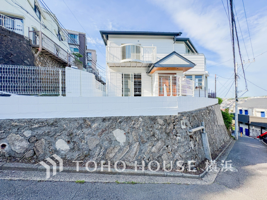 爽やかな青空の下に贅沢なほどに降り注ぐ陽光、豊かな居住性と、クオリティが見事に調和した住空間は、住まうことの喜びを感じさせてくれます。