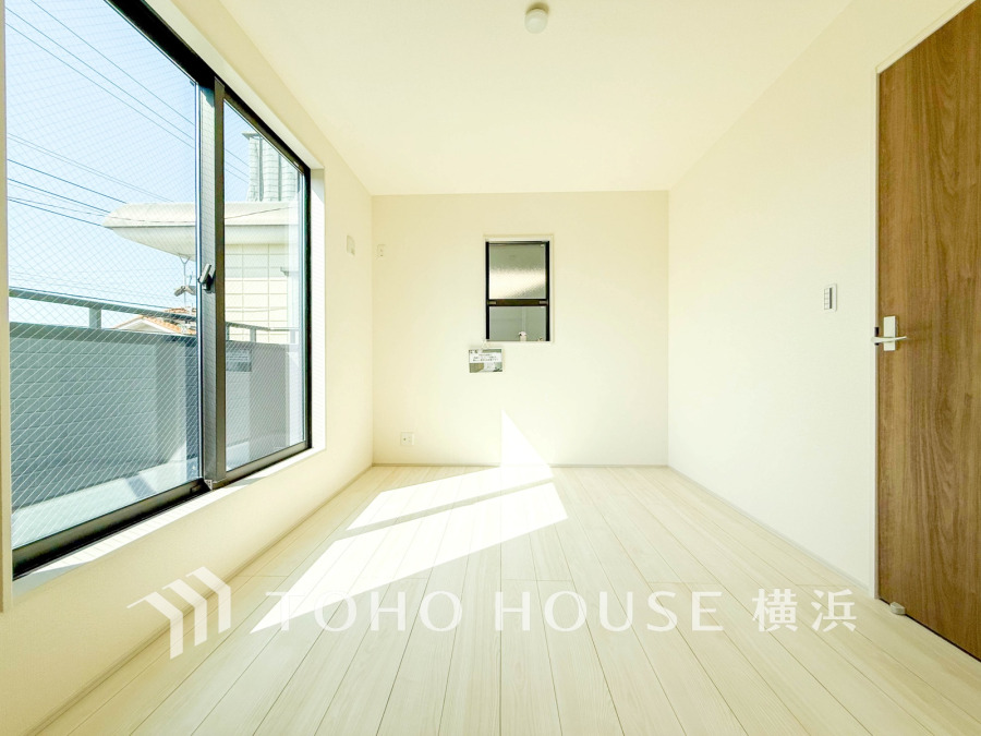 穏やかな風と陽光を導き、プライバシーに配慮された設計プランを採用し、居住性を一段と心地よいものにしています。明るく開放的な空間を演出しております。