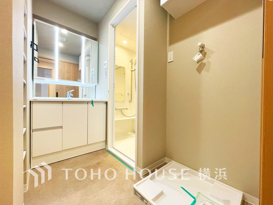 十分な大きさの洗面台は収納もさる事ながら、身だしなみチェックや歯磨きなど、朝の慌ただしい時間でもホテルライクなスペースで余裕とゆとりを感じて頂けます。