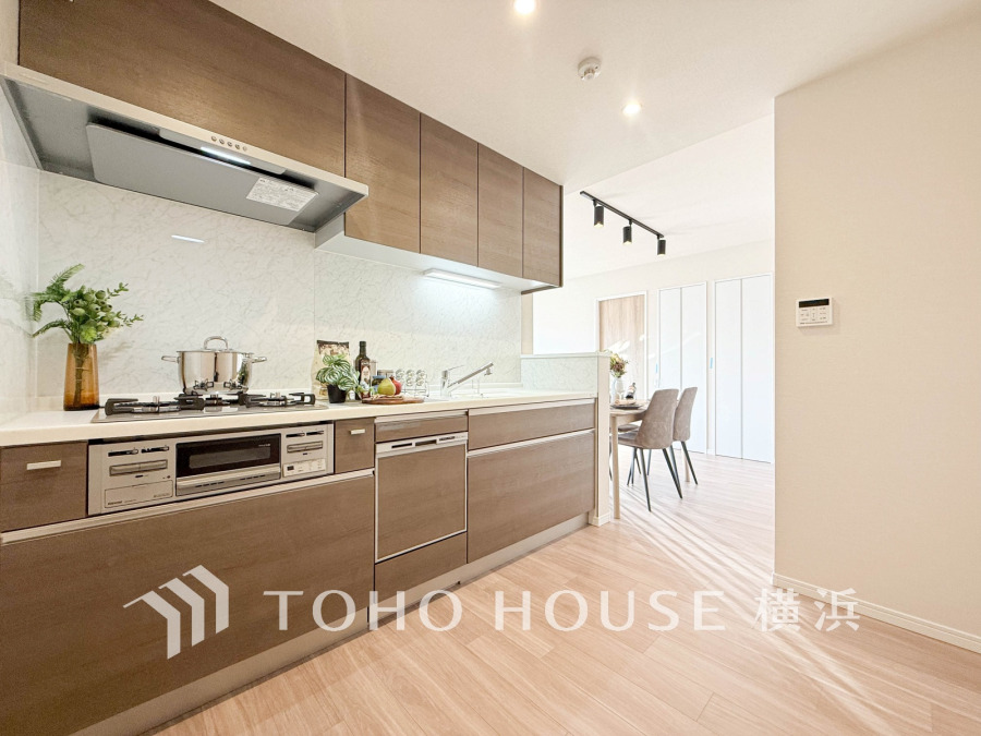 家事動線やリビングとのつながりに配慮し、食事の準備や片付けなどの家事を楽しくするキッチンスペースに仕上げました。毎日使う場所だから気持よく使えて、居心地の良い空間に。