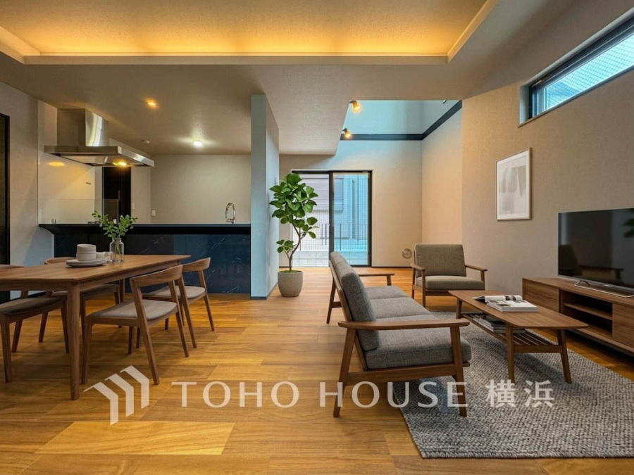 家族みんなが爽やかに健やかに過ごせるように、溢れる光をたっぷり取り込んだリビングダイニング。集いの場、憩いの場としての空間です。（家具・家電・装飾品はAI画像です）