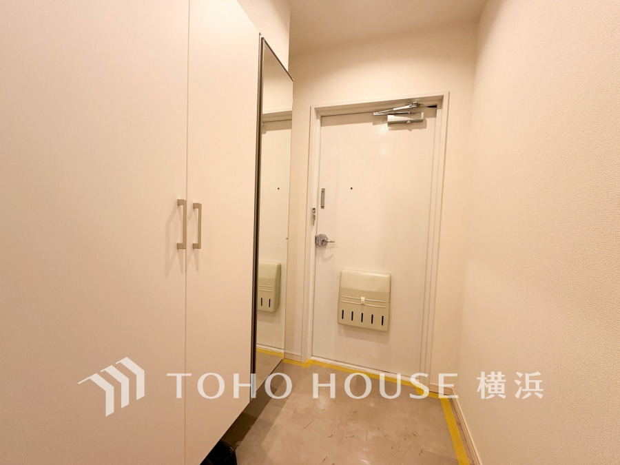 玄関にはミラーのついたシューズボックスを設置。