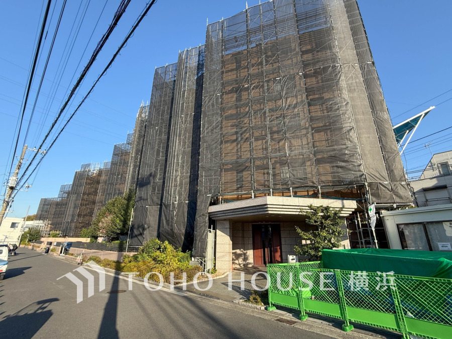 (2025年12月撮影)外観改修工事中の大型マンション。