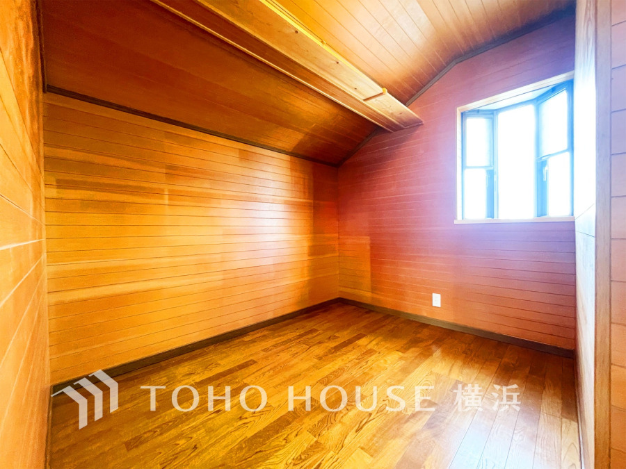 納戸として、または書斎やスタディスペースにもお使い頂けそうなスペース。落ち着きを感じられる空間は、ライフスタイルに合わせて自由に使える魅力的な空間です。