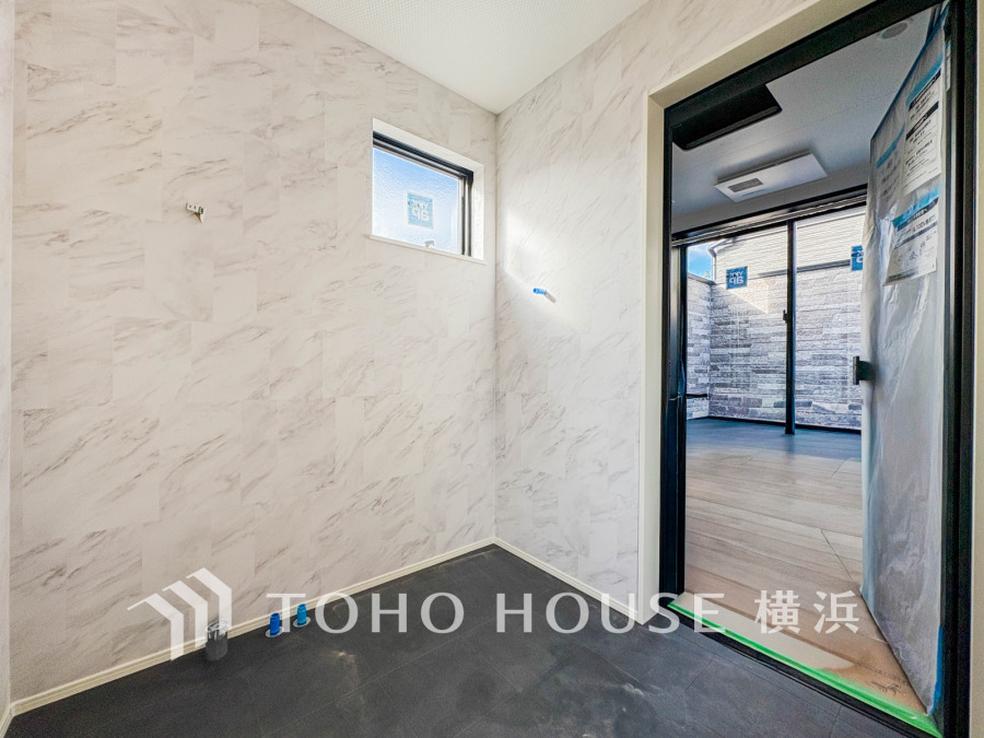 落ち着いた空間を演出するカラーと、ゆったり落ち着いてお使い頂ける広さが魅力のパウダールーム。居室からも独立しており、プライベート空間を保ちます。（2025年12月撮影）