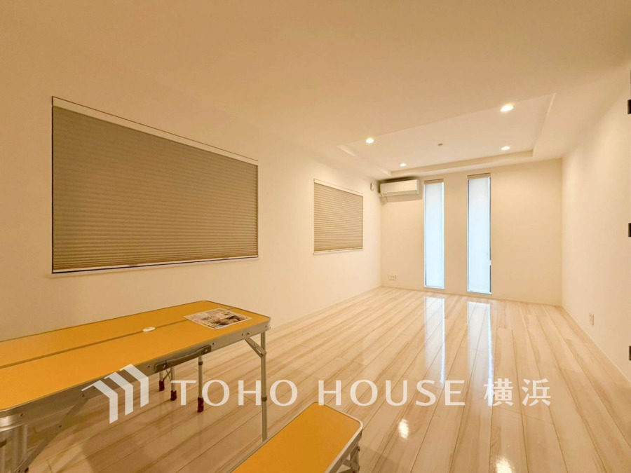 和やかで洗練された空間の演出。寛ぎとコミュニケーションを育む居心地のよい場所。やわらかな陽射しが降り注ぎ、室内に開放感と爽快感をもたらします。