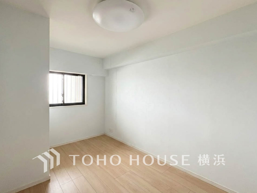 ナチュラルな木目床と白壁で明るく清潔感のある洋室。窓からの自然光が心地よい空間を演出します。