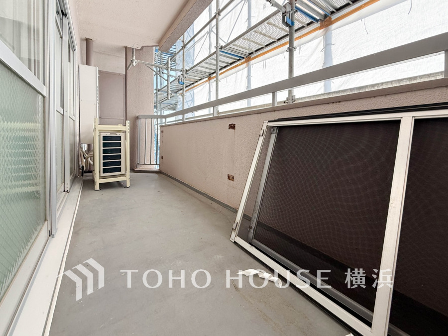 （2025年11月撮影）南西向きのバルコニー。出幅をたっぷりとったゆとりある空間です。