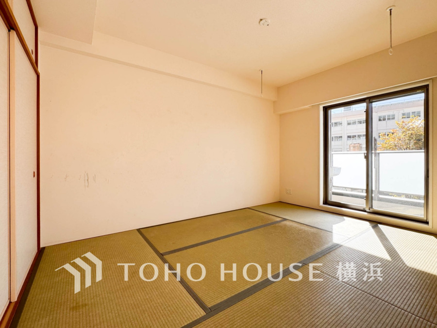 陽光あふれる和室は、畳の温もりとともにくつろぎの空間を演出します。収納も充実しています。