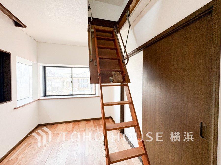 はしごを上ると、天井の有効スペースを活用した開けたロフト空間が。季節物や思い出の品の収納場所、お子様の遊び場として、など…。あると嬉しい大空間です。