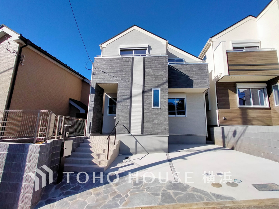 スタイリッシュな外観とゆとりある駐車スペースが魅力の新築戸建。快適な暮らしを実現します。