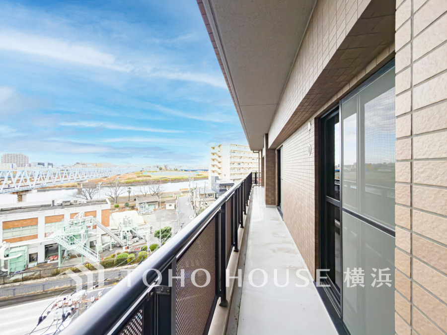 3面バルコニーに囲まれた開放感あふれるお住まい。