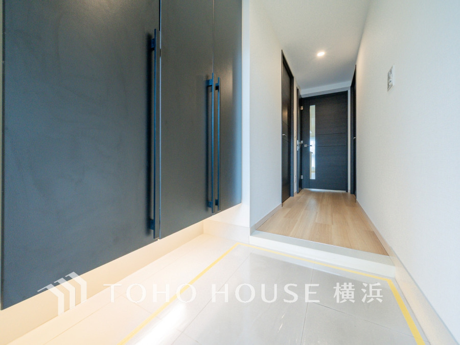 上質感漂う玄関と廊下。居住者の帰り、訪れる方を優しく迎える・安らぎに満ちた生活空間を予感させる。健やかな暮らしを楽しめることでしょう。