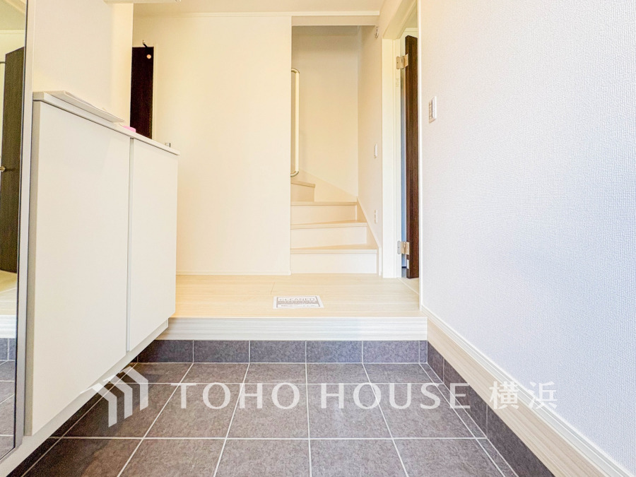 清潔感溢れる玄関がお出迎えする本邸宅の物語は、ここから始まる日常を期待させます。この場所には「希望」と「優越」で包み込んでくれる「特別」な空間があります。