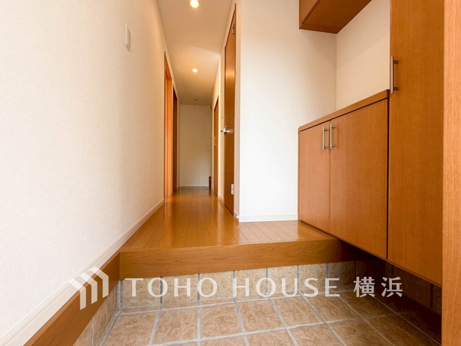 上感感漂う玄関と廊下。居住者の帰り、訪れる方を優しく迎える・安らぎに満ちた生活空間を予感させる。健やかな暮らしを楽しめそう。