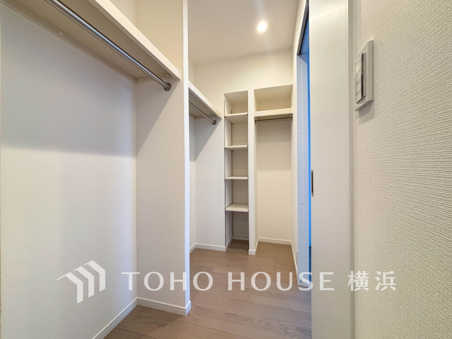 ひと目で収納物を確認できるウォークインクロゼットは、ゆとりの広さを備えた大型収納。数多くの衣類に加え、足元には引出しや衣装箱、シューズボックスなども収納することができます。