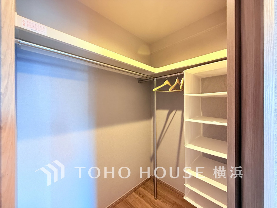 使いやすいL字型ハンガーパイプと収納棚付きのウォークインクローゼットで、衣類や小物をすっきり整理可能です。
