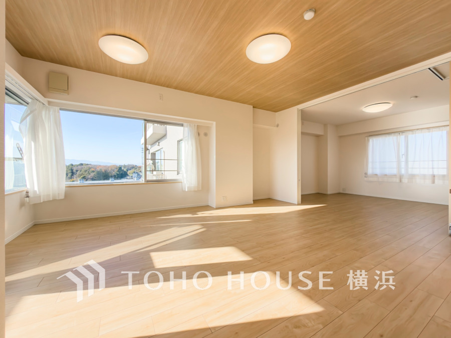 明るい自然光が差し込む広々としたリビング。開放感あふれる窓からの眺望も魅力です。