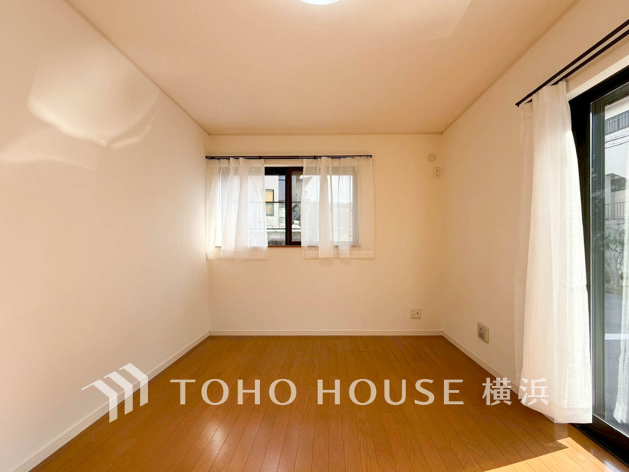 明るい自然光が差し込む、シンプルで使いやすい空間。窓からの風通しも良好です。