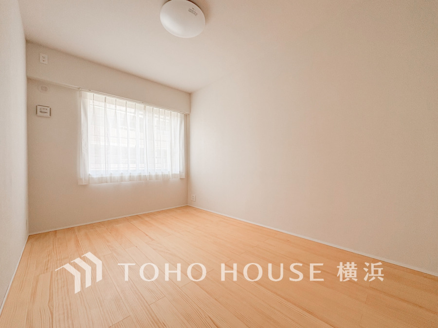 穏やかな風と陽光を導き、プライバシーに配慮された設計プランを採用し、居住性を一段と心地よいものにしています。明るく開放的な空間を演出しております。