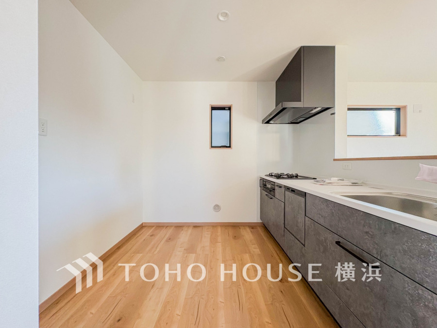 家事動線やリビングとのつながりに配慮し、食事の準備や片付けなどの家事を楽しくするキッチンスペースに仕上げました。毎日使う場所だから気持よく使えて、居心地の良い空間に。