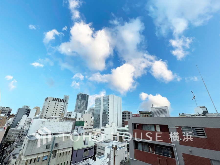 開放感あふれる都会の眺望。青空と白い雲が映える、快適な住環境を実感できるロケーションです。