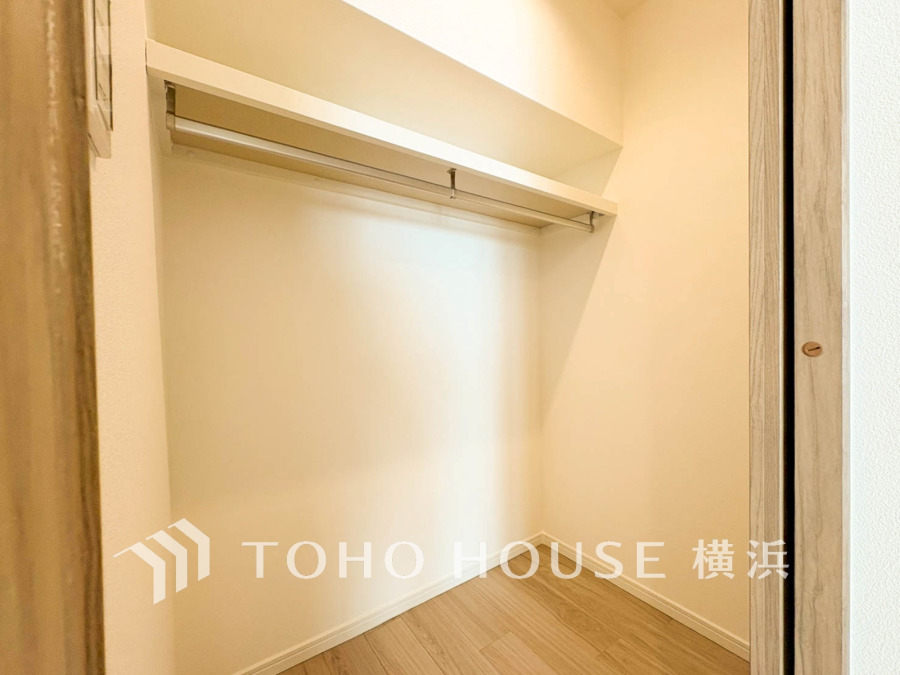 大切な衣類を機能的に収納できるウォークインクローゼット。ゴルフバッグやキャリーバッグなどもすっきりと片付けられます。高い収納率を実現する多彩な収納スペースを確保しました。