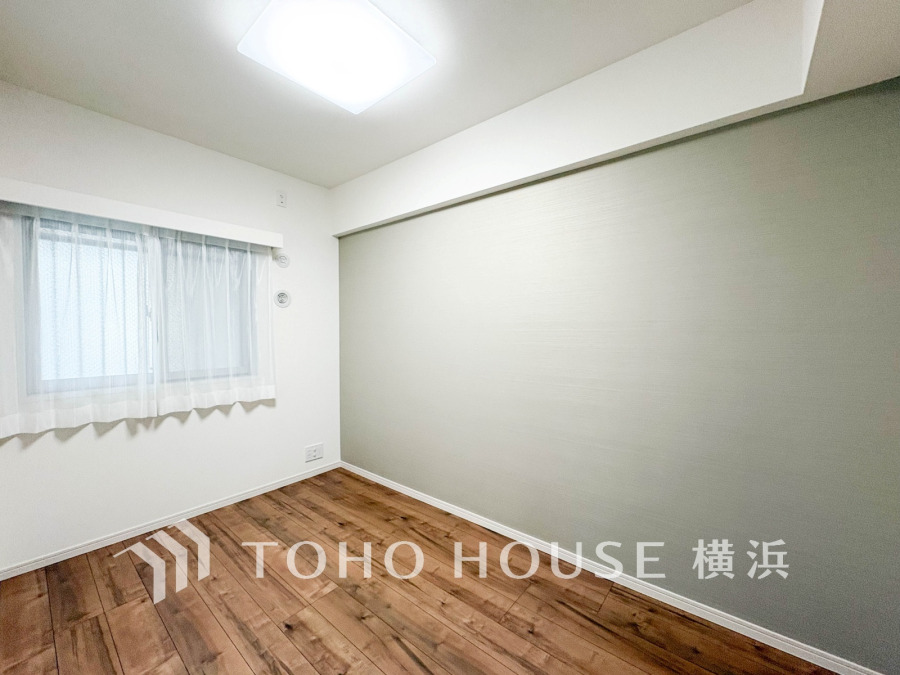 落ち着いたアクセントクロスと温かみのある木目床で、安らぎを感じられるシンプルな洋室です。