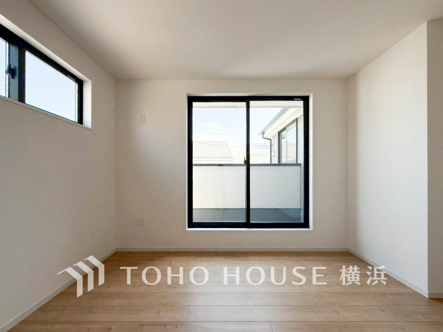 シンプルで明るい室内は、自然光がたっぷり入り、快適な居住空間を実現しています。