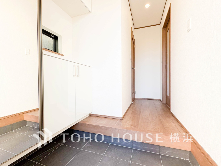 清潔感溢れる玄関がお出迎えする本邸宅の物語は、ここから始まる日常を期待させます。この場所には「希望」と「優越」で包み込んでくれる「特別」な空間があります