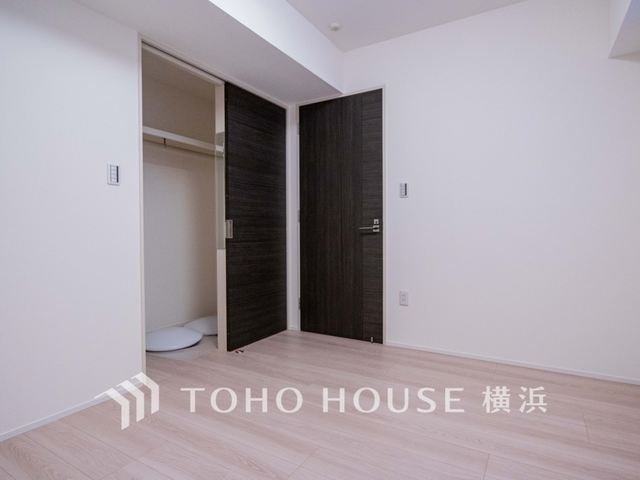 シンプルな内装と明るい空間で、自分らしい空間づくりを思い切り楽しめそうです。穏やかな陽射しが、ゆったりとした寛ぎの時間を包みます。