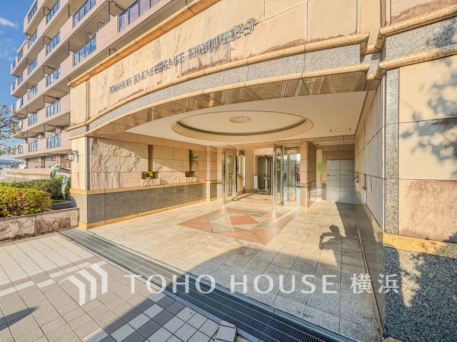 植栽の位置や開放的なエクステリアも含めて美しくトータルにデザインされています。時間のゆとりと空間、爽やかな陽光がもたらす光と風を贅沢なまでに感じる暮らしが始まります。