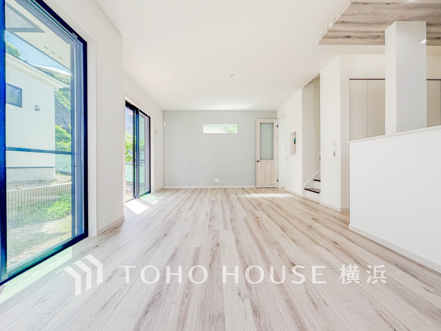 明るく開放的な空間が広がるLDK。室内には豊かな陽光が注ぎ込み、爽やかな住空間を演出。ホームパーティーでもゲストと一緒に料理を楽しみながら楽しい時間を過ごせそう。