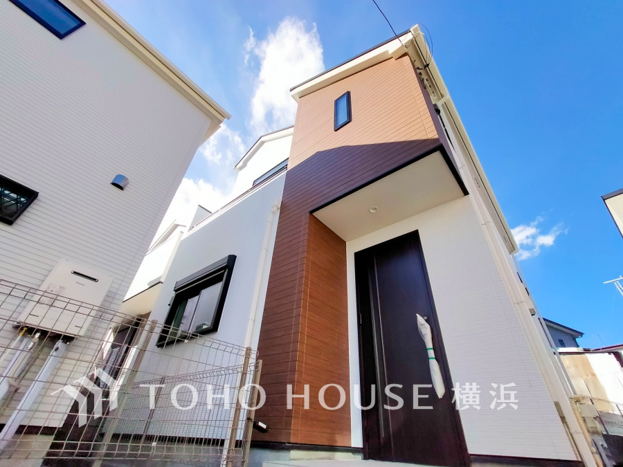 ふりそそぐ陽射しと開放的な空間形成。青空を背景に更なる美しさを醸す佇まい。暖かな陽光と爽やかな風がハーモニーを奏でる上質な空間を愉しむ暮らしがここにある。