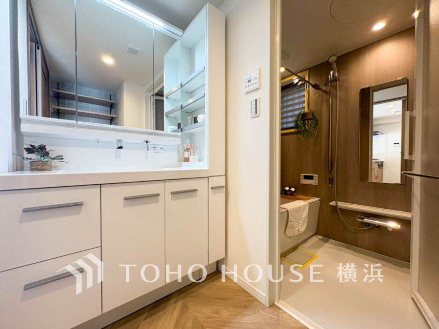 十分な大きさの洗面台は収納もさる事ながら、身だしなみチェックや歯磨きなど、朝の慌ただしい時間でもホテルライクなスペースで余裕とゆとりを感じて頂けます。