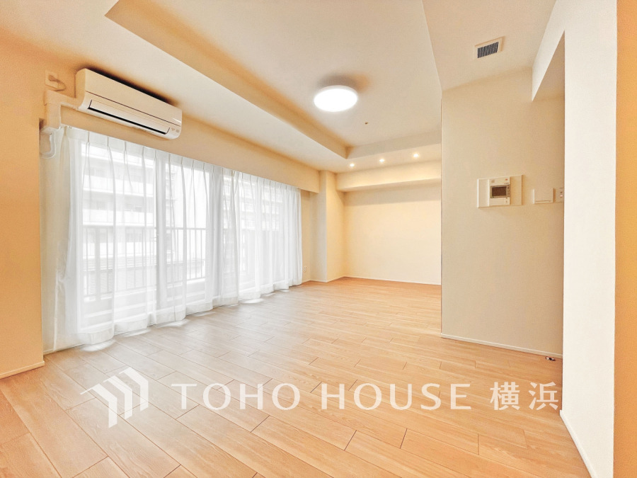 明るく開放的な空間が広がるLDK。室内には豊かな陽光が注ぎ込み、爽やかな住空間を演出。
