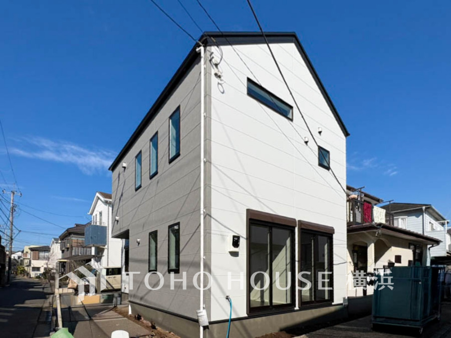 堂々たる趣ながら、主張し過ぎずどこか余裕を感じさせるシャープなフォルムで佇む邸宅は、晴天の空と照らし合わせる事で、本来あるべき完成形の姿を見せてくれます。