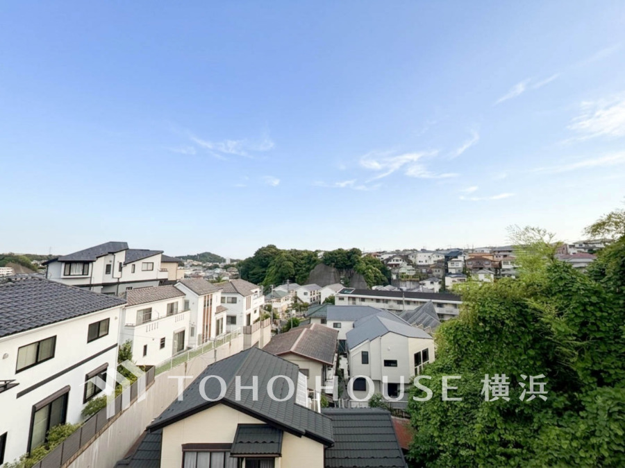 のびやかな眺望の広がる住環境。低層住宅が広がる街並みは、心地よい開放感が漂っています。
