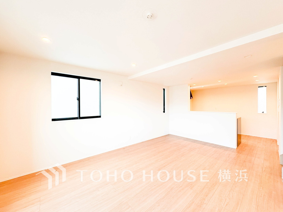 明るく開放的な空間が広がる18.7帖のLDK。室内には豊かな陽光が注ぎ込み、爽やかな住空間を演出。
