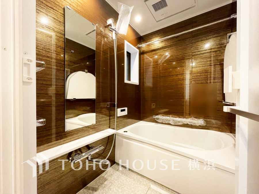 上質が感じられる質感とカラーリングで、清潔な空間美を実現。一日の疲れが癒される優雅なバスタイムを堪能できるゆとりあるバスルームです。