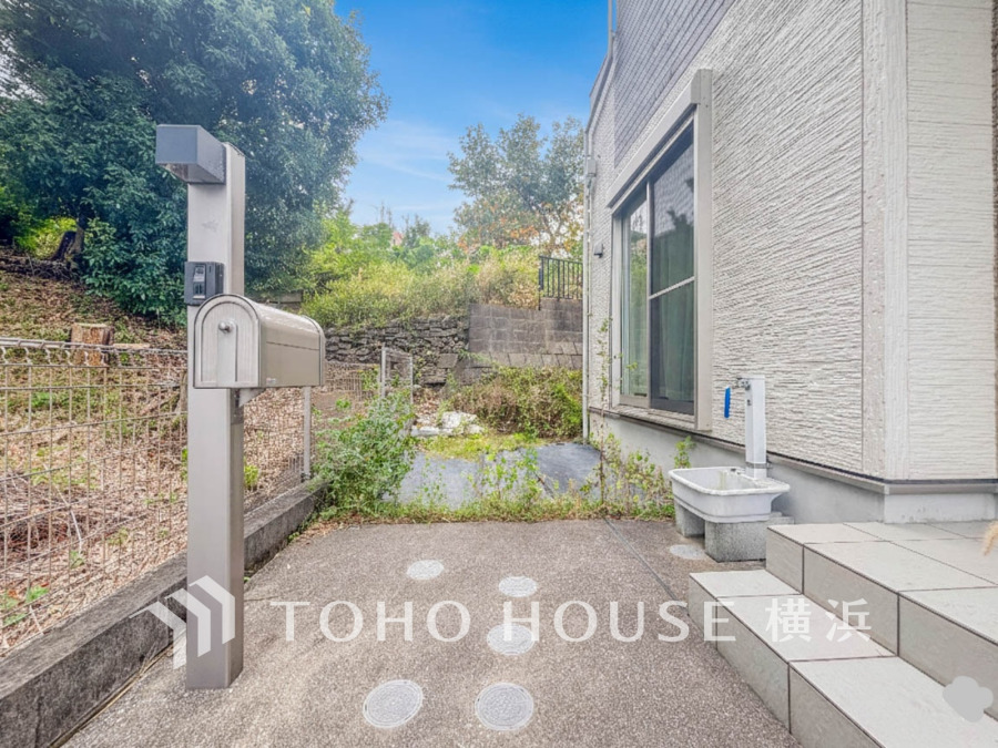 清潔感溢れる玄関がお出迎えする本邸宅の物語は、ここから始まる日常を期待させます。この場所には「希望」と「優越」で包み込んでくれる「特別」な空間があります。