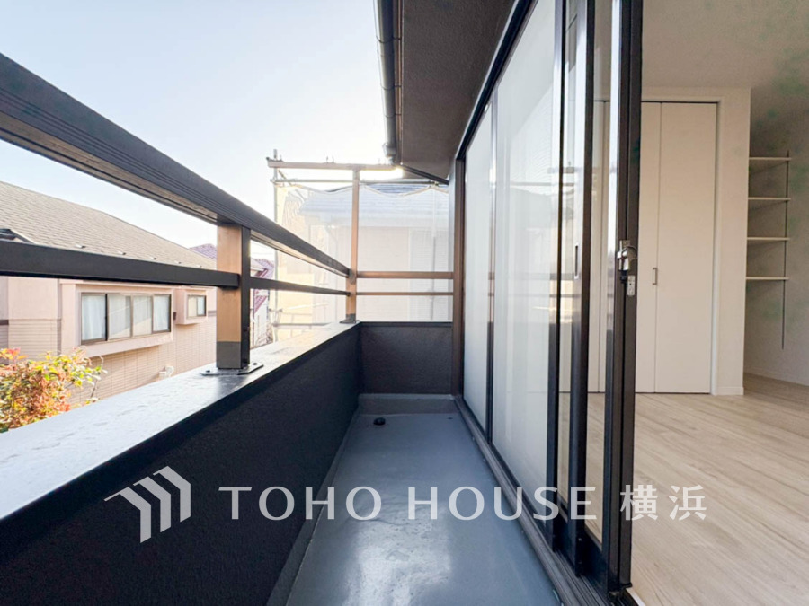 バルコニー、見事なまでの開放的な空間を演出しながら、プライベート性も確保された空間は我が家の自慢です。