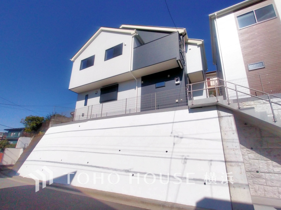 堂々たる趣ながら、主張し過ぎずどこか余裕を感じさせるシャープなフォルムで佇む邸宅は、晴天の空と照らし合わせる事で、本来あるべき完成形の姿を見せてくれます。 